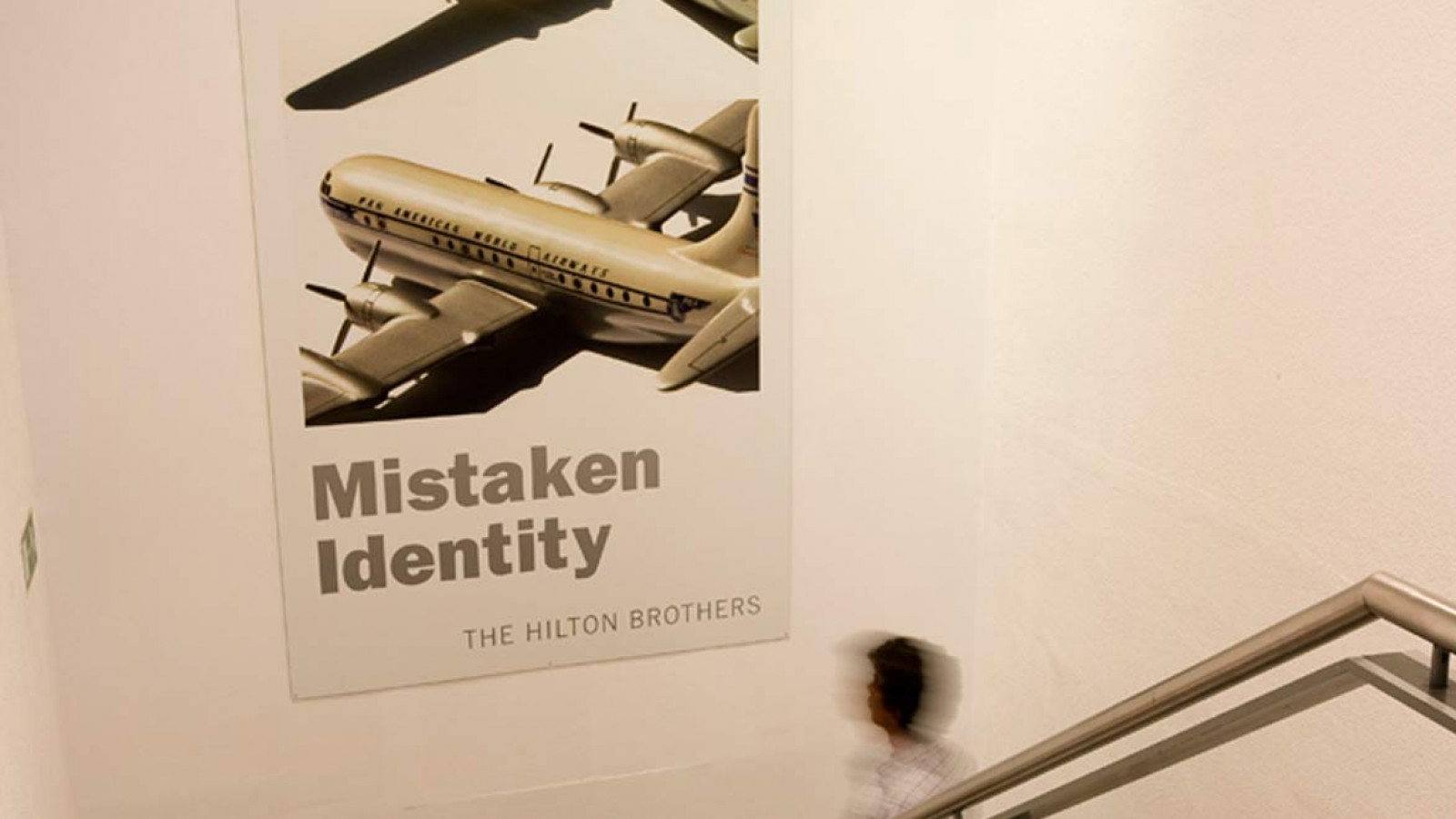 “Mistaken Identity”, de The Hilton Brothers