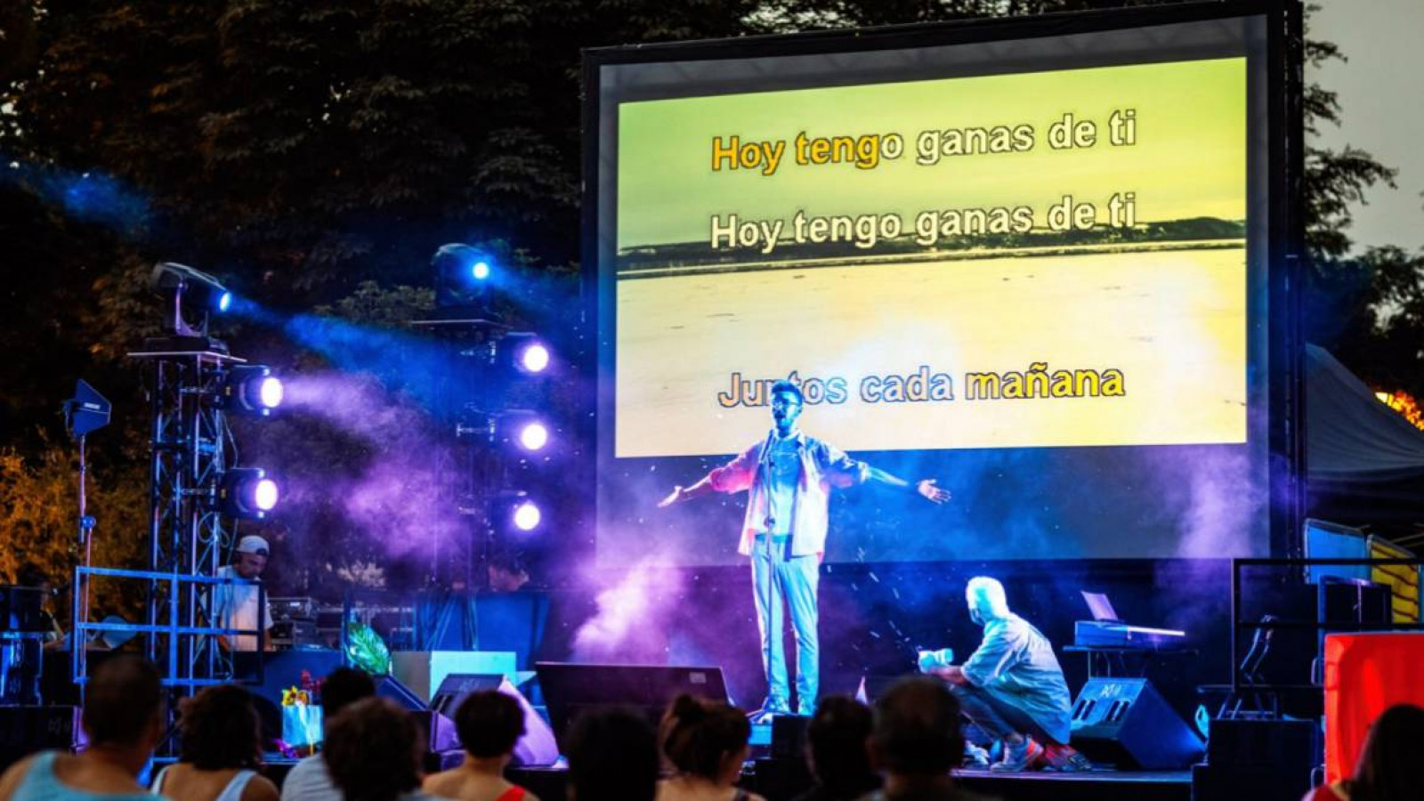 Vivir en videoclip: Tú, yo, 'nosotris' y un karaoke de Anto Rodríguez